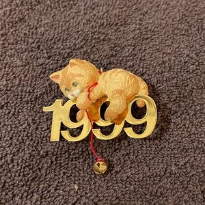 Hallmark 1999 cat ornament with box